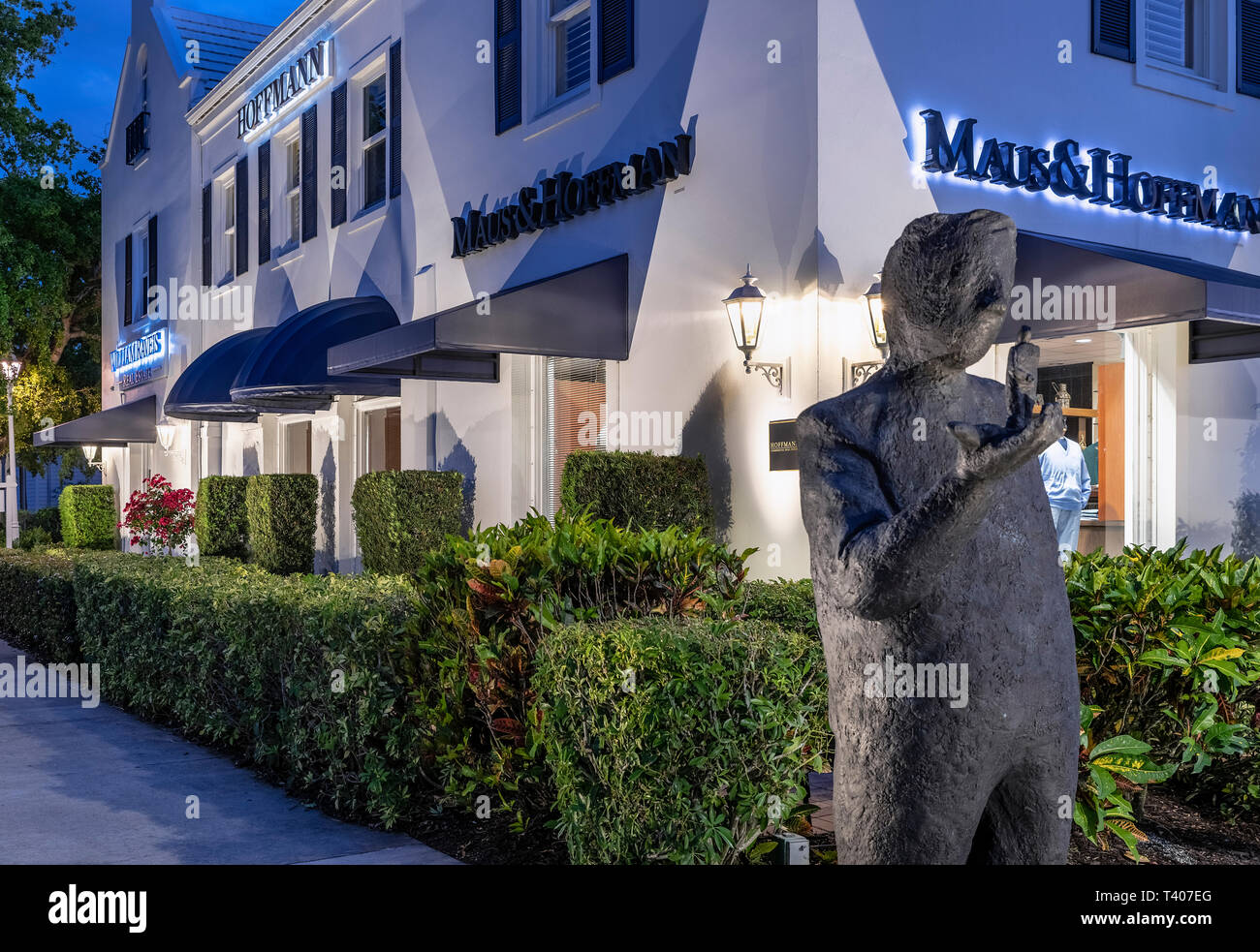 La scultura in pietra miliare Maus e Hoffman store, Naples, Florida, Stati Uniti d'America. Foto Stock