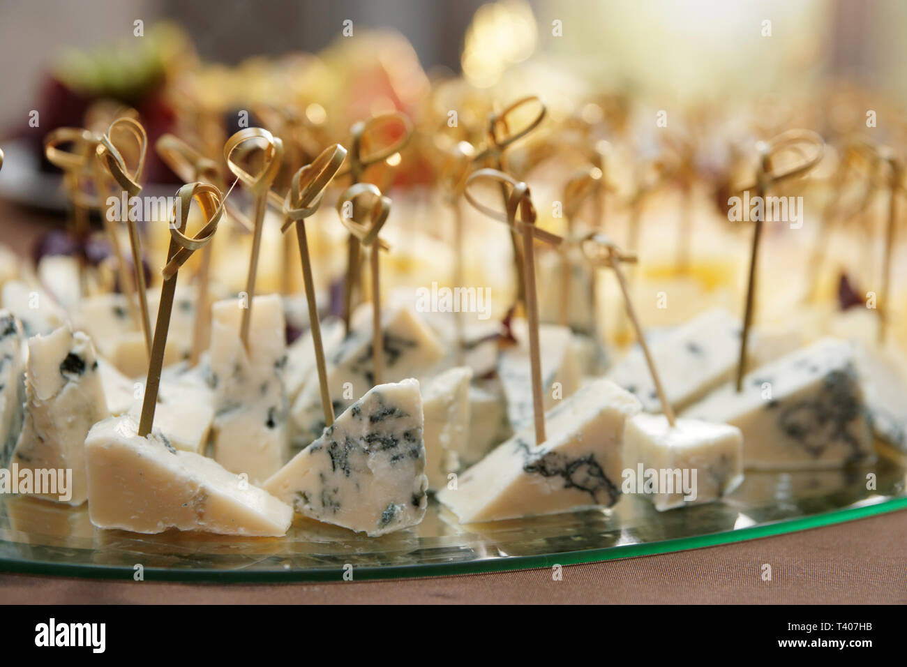 Varietà di formaggio sulla tavola da banchetto, close-up poco profonda profondità di messa a fuoco Foto Stock
