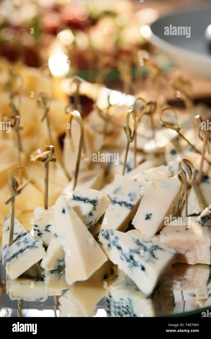 Selezione di formaggi sulla tavola per banchetti Foto Stock