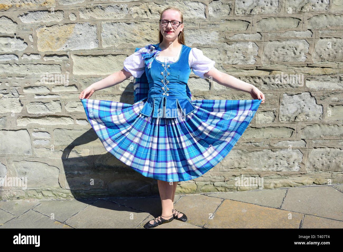 Femmina e giovane ballerino scozzese, Market Cross, Lerwick, Shetland, isole del Nord, Scozia, Regno Unito Foto Stock