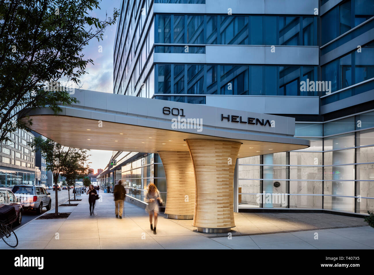 Guardando ad ovest sulla 57th Street presso il portico davanti Helena 57 West. Helena 57 West, New York, Stati Uniti. Architetto: Studio di Architettura V, 2018 Foto Stock