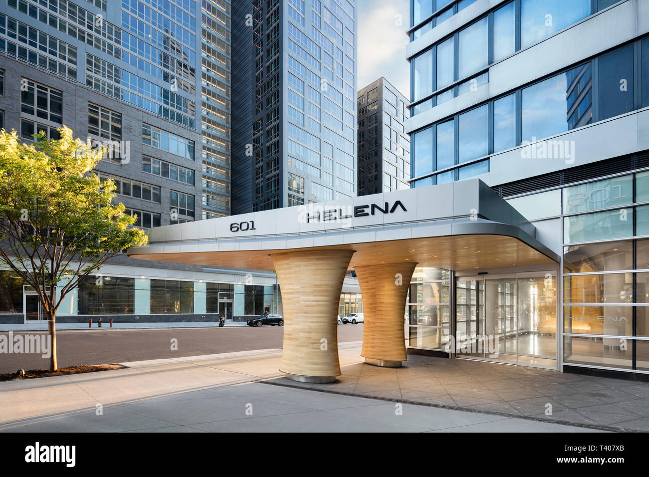 Il portico davanti Helena 57 West. Helena 57 West, New York, Stati Uniti. Architetto: Studio di Architettura V, 2018. Foto Stock