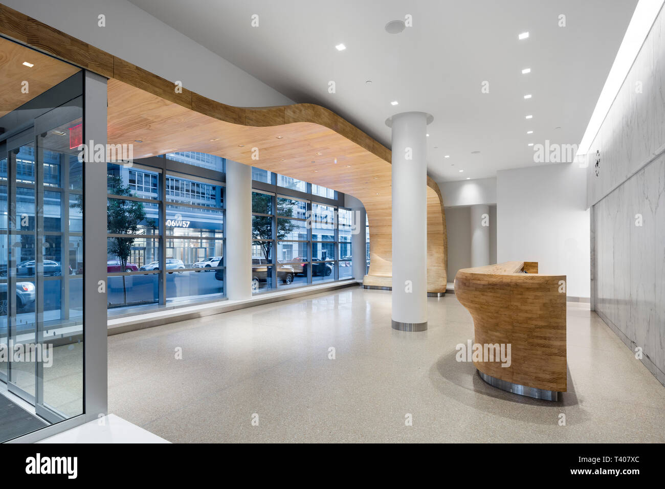 Vista interna del tettuccio estesa spazzare attraverso la lobby. Helena 57 West, New York, Stati Uniti. Architetto: Studio di Architettura V, 2018. Foto Stock
