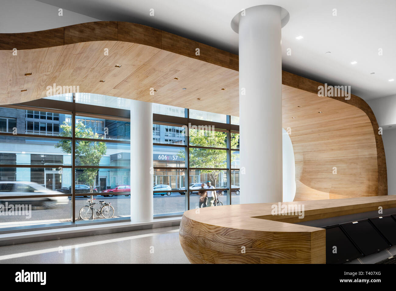 Vista interna del tettuccio estesa spazzare attraverso la lobby, banco ricevimento in primo piano. Helena 57 West, New York, Stati Uniti. Architetto: Foto Stock