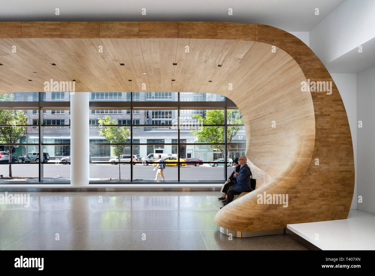 La tettoia nella lobby di Helena 57 West si arriccia verso il basso per formare una zona salotto. Helena 57 West, New York, Stati Uniti. Architetto: Studio V Architec Foto Stock
