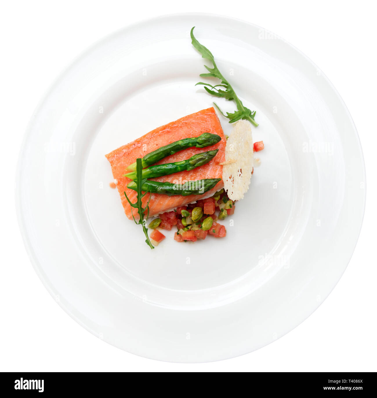 Lenta cottura bistecca di salmone nella piastra, isolato su sfondo bianco Foto Stock