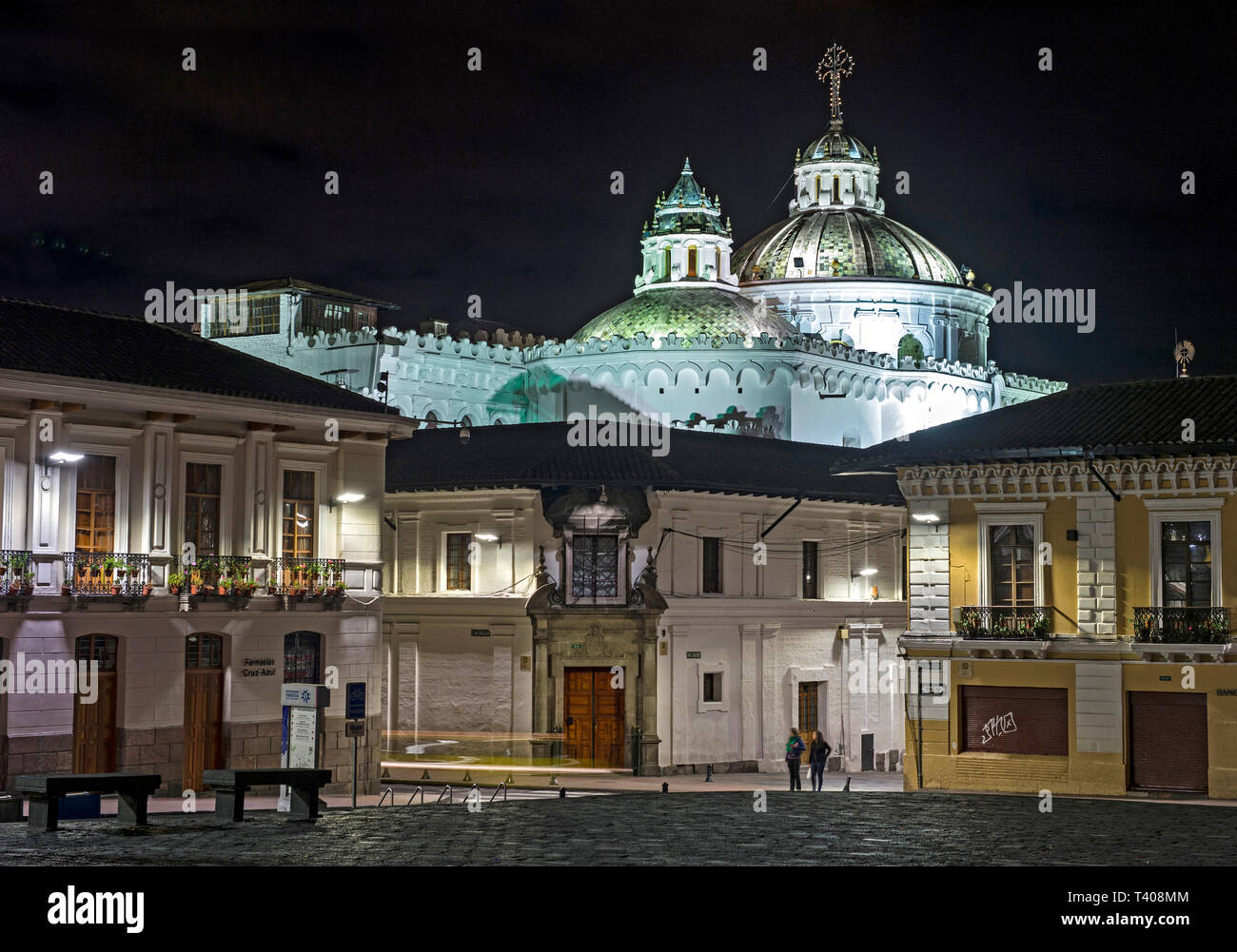 Centro storico di Quito di notte, con le cupole illuminate della chiesa dei Gesuiti La Compañia de Jesús in background, Ecuador Foto Stock