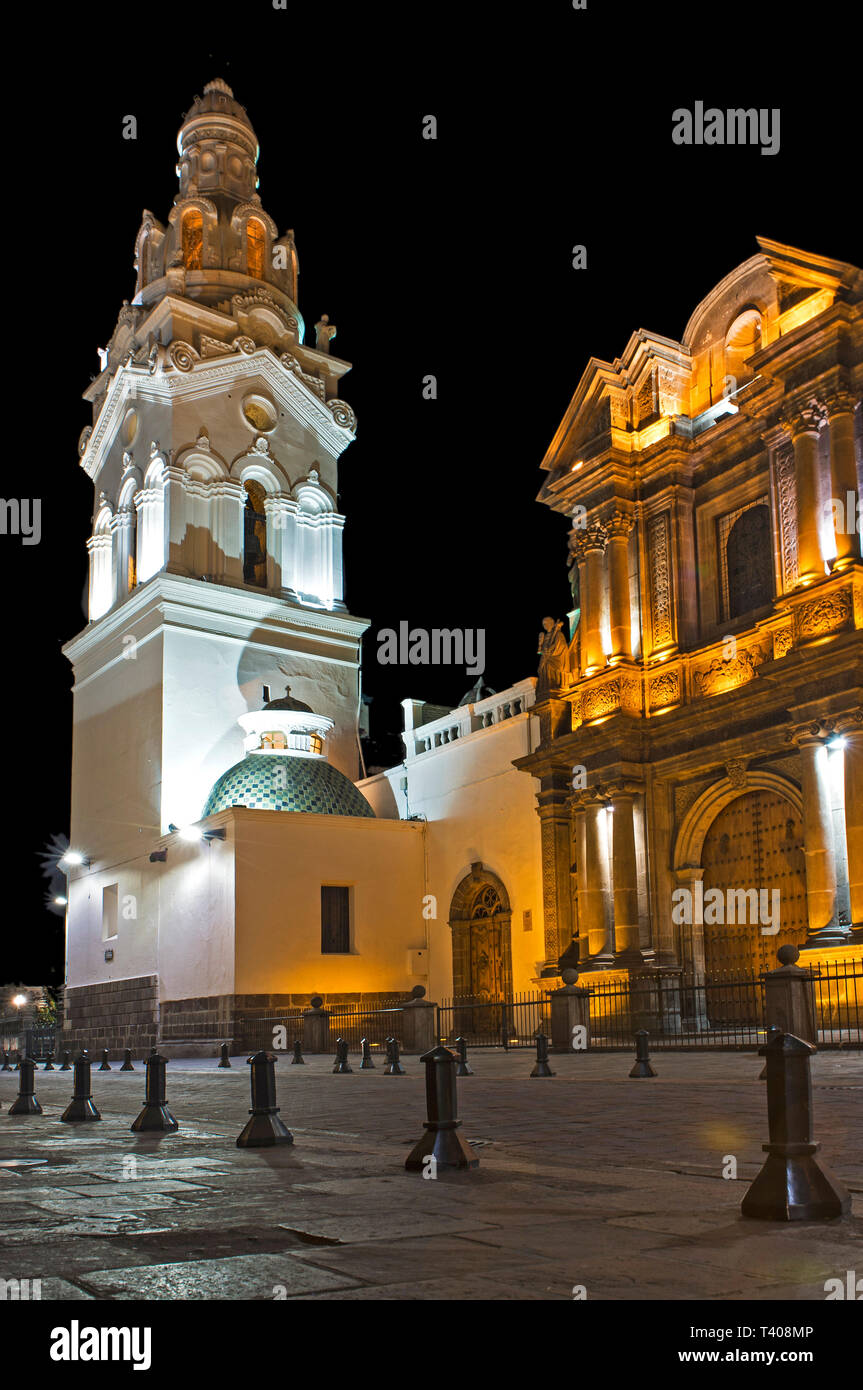 Accesa della chiesa de la Iglesia El Sagrario di notte in historica città vecchia di Quito, Ecuador Foto Stock