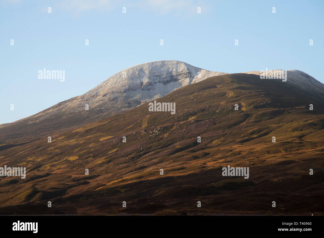 Montagne coperte di neve vicino alla scrofa di Atholl dal Pass Drumochter Grampian Mountains Perth and Kinross Scozia UK Novembre 2015 Foto Stock