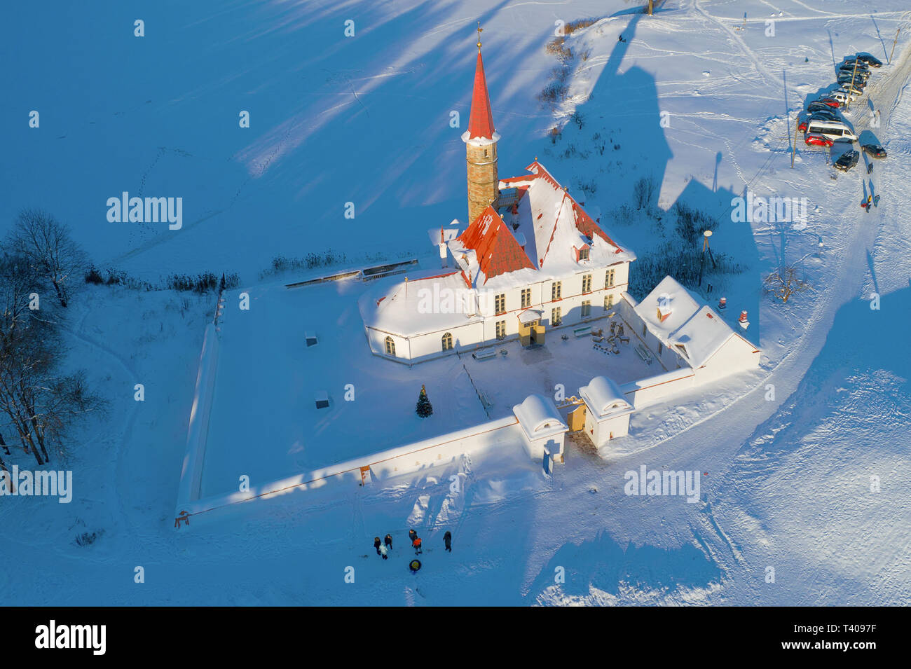 Vista da sopra del Priory Palace il gennaio del pomeriggio (fotografia aerea). Gatchina, Russia Foto Stock
