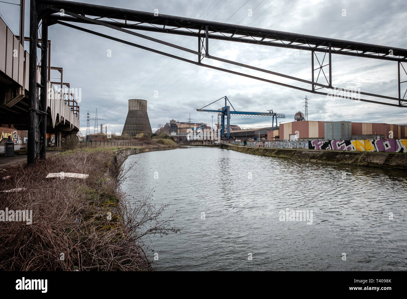 Vecchi siti industriali lungo la Route de Mons. Foto Stock