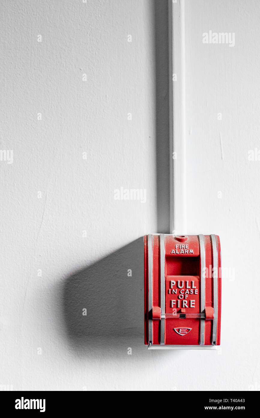 Rosso fuoco allarme su una parete bianca Foto Stock