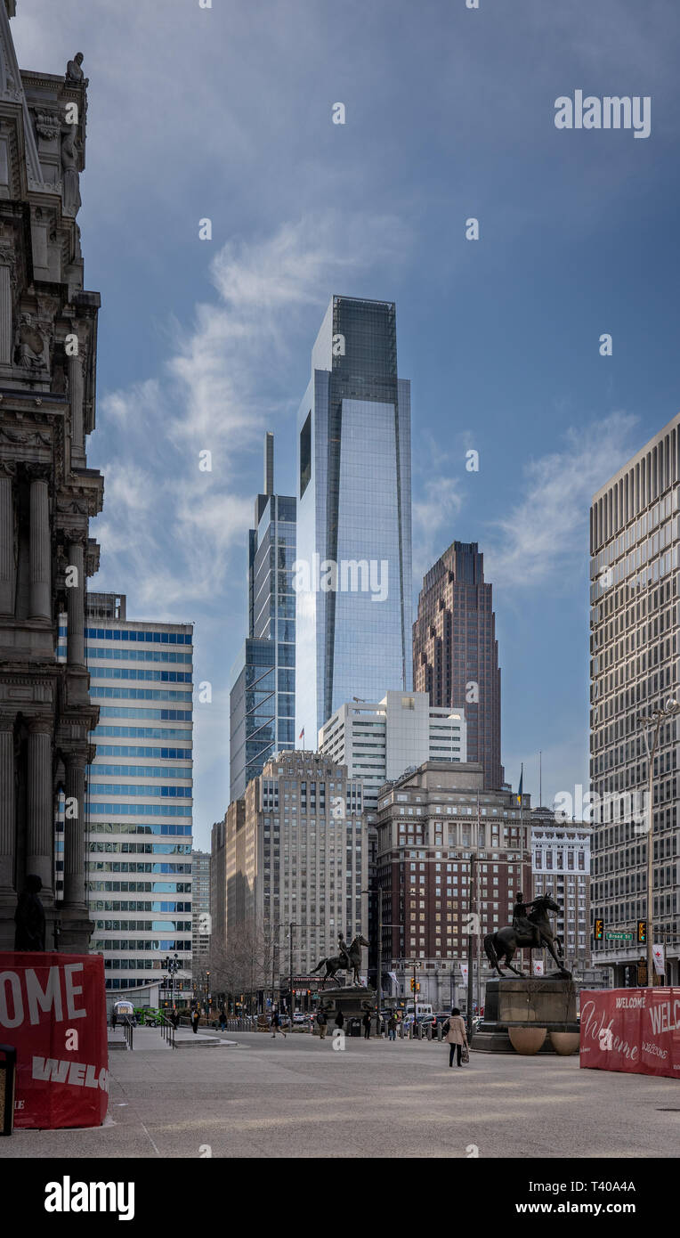 Comcast Center ( il più alto) accanto ai tre Logan Square, ex Bell Atlantic Tower, (l'edificio marrone) centro di Philadelphia, Pennsylvan Foto Stock