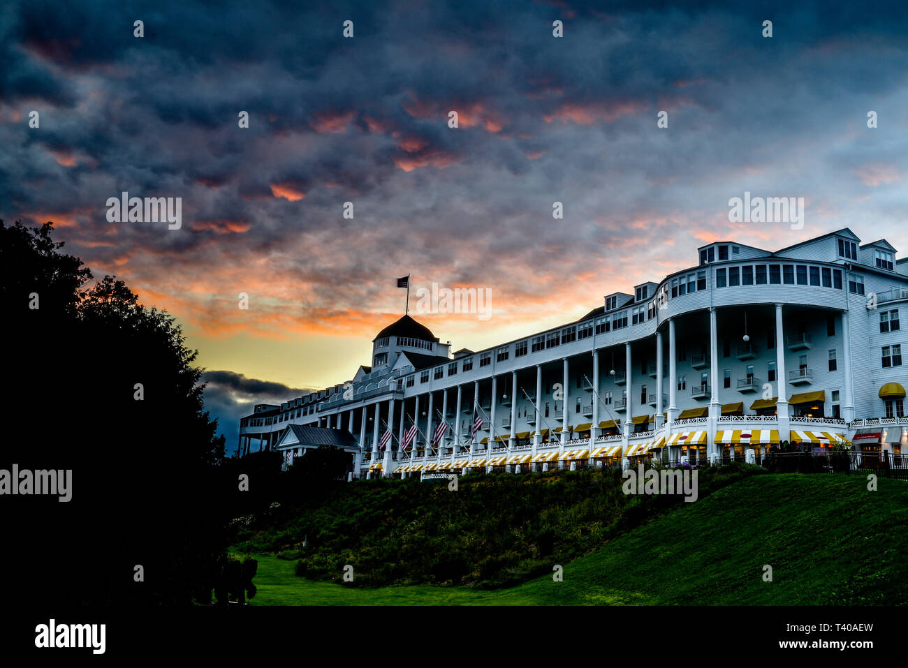 Lo storico Grand Hotel, costruito nel 1887 e con la più lunga del mondo portico, catturati al tramonto, sull isola di Mackinac, Michigan, Stati Uniti d'America. Foto Stock