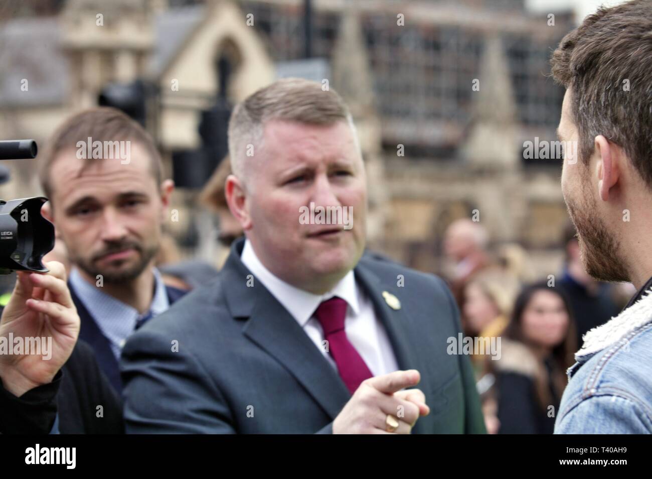 Londra, Regno Unito. Il 12 aprile 2019, Paul Golding affronta i membri del lavoratore socialista al di fuori della sede del Parlamento. © Martin Foskett/Knelstrom Ltd Foto Stock