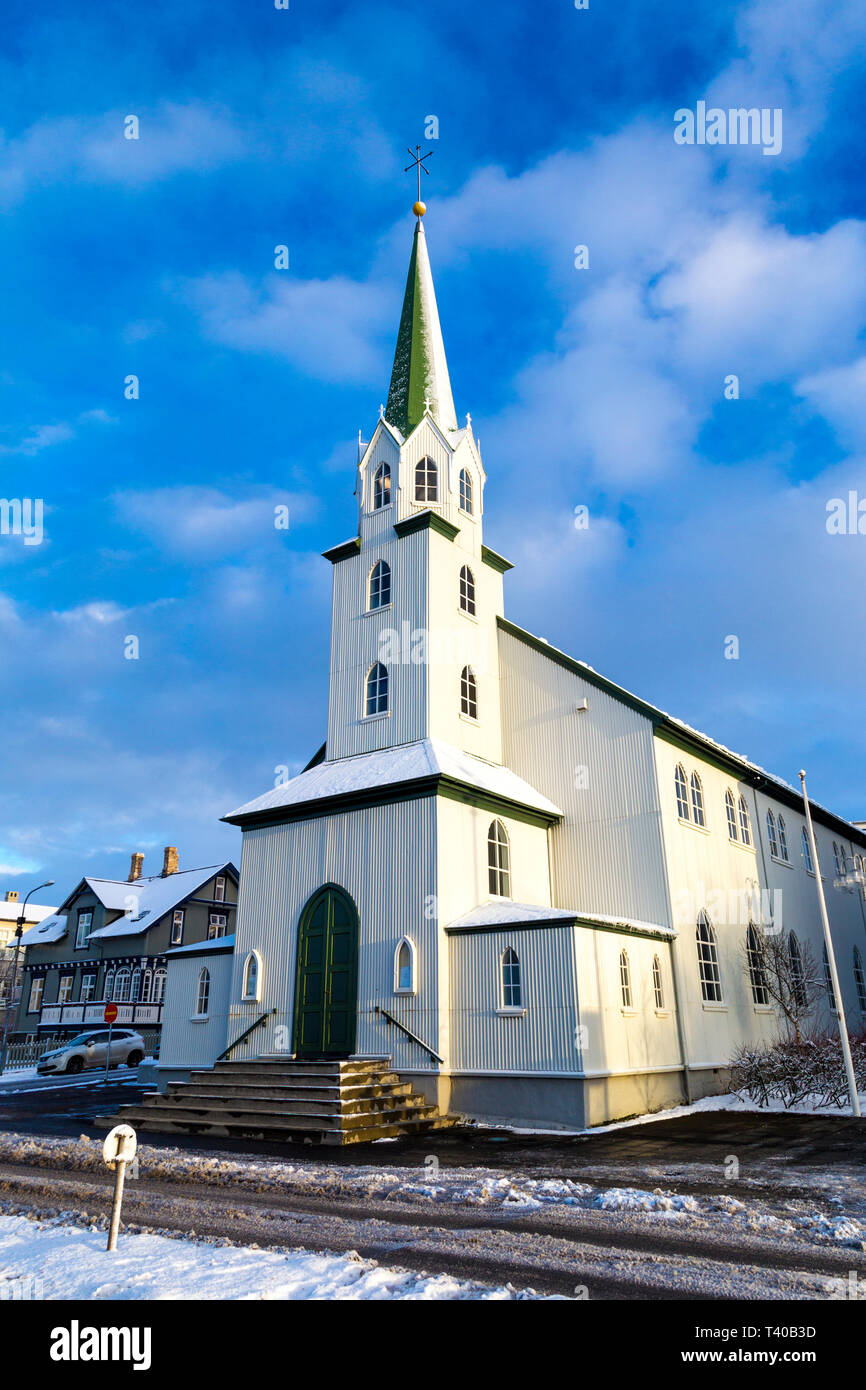 Chiesa bianca con una guglia verde, Fríkirkjan (gratuito) chiesa costruita nel 1902 in Reykjavík, Islanda Foto Stock