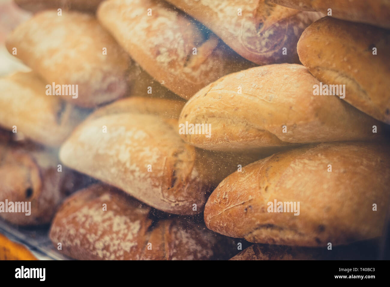 Pila di fresca pane baguette closeup in vendita presso il panificio Foto Stock