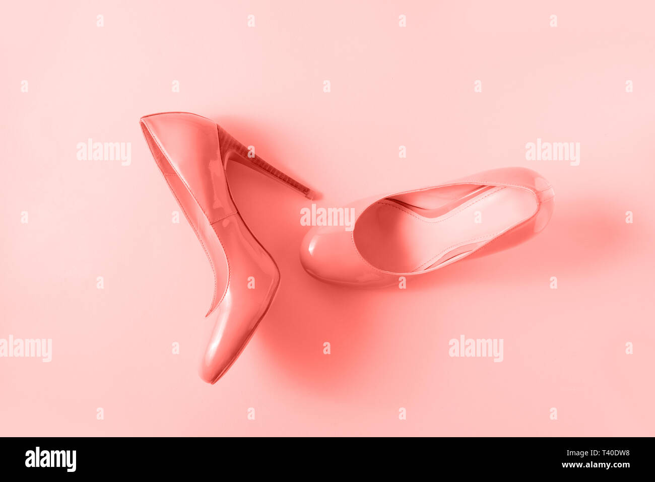 Donna tacco alto scarpe sulla Coral Pink background. Blog di moda look. Vista superiore, piatto laici. Foto Stock