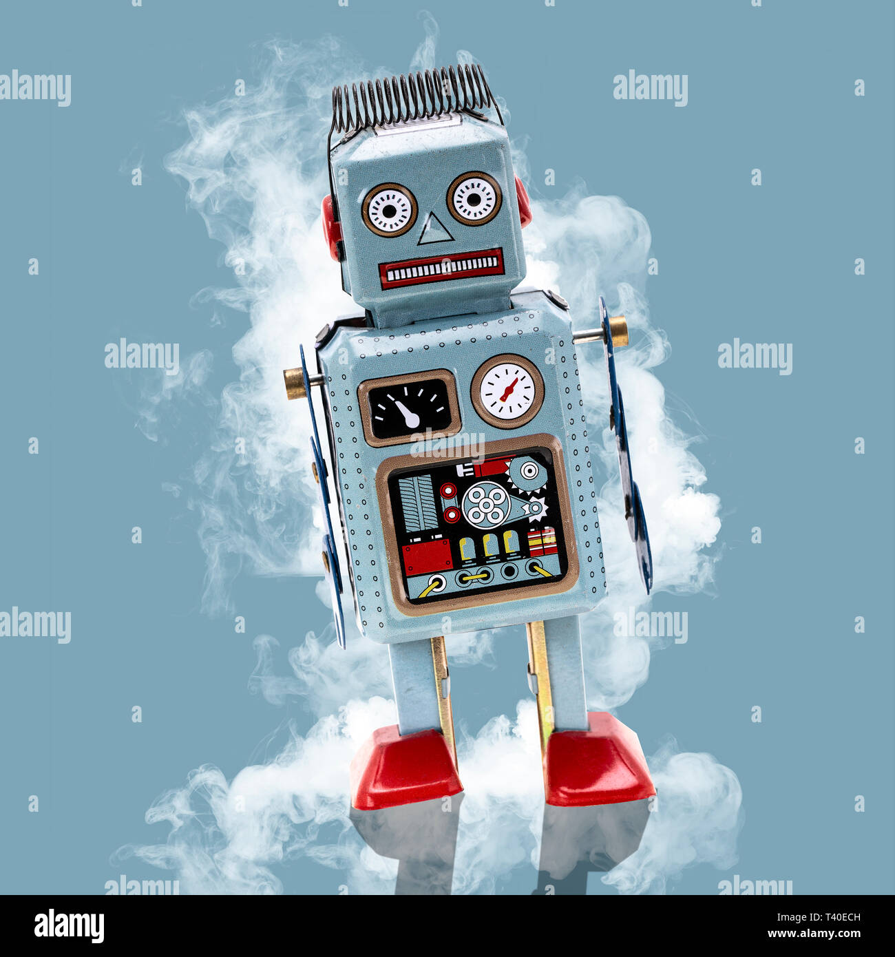 Retrò Robot di stagno su uno sfondo blu con fumo Foto Stock