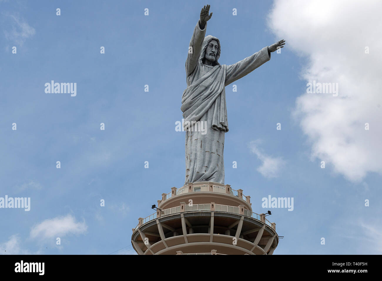 Statua di Gesù Cristo sulla cima della collina Burake, Makale Tana Toraja, South-Sulawesi, Indonesia. Questo suggerimento è stato completato nel 2015 ed è il più alto del wor Foto Stock