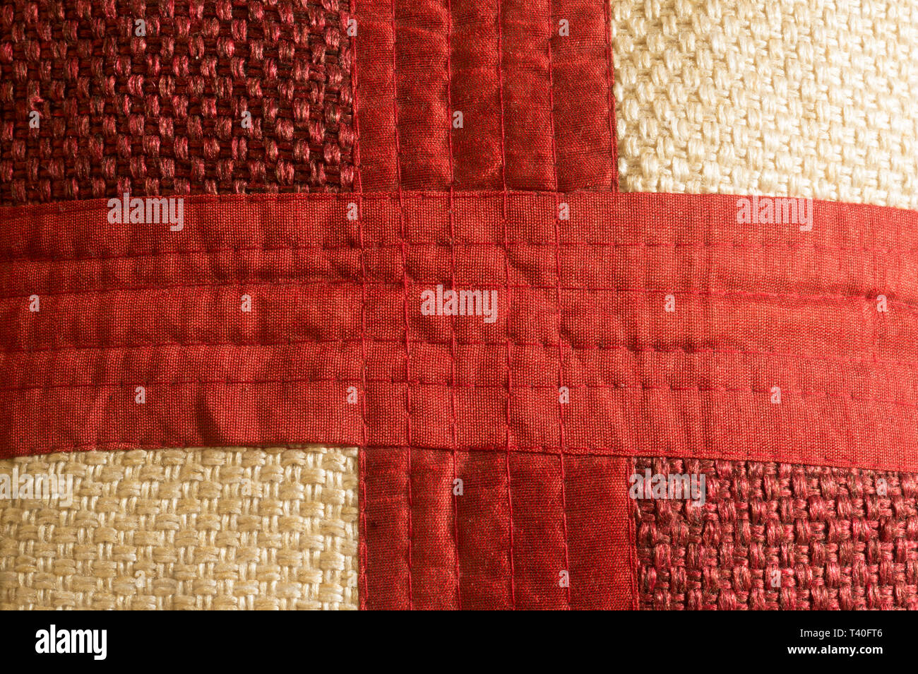 Close up Abstract di seta o di tessuto satin sullo sfondo di un telo di lino tessile di tessuto rosso con diagonali incrociate modello per qualsiasi occasione. C naturale Foto Stock