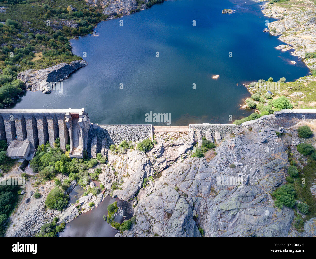 Vista aerea della diga di rotte di Sanabria, Spagna Foto Stock