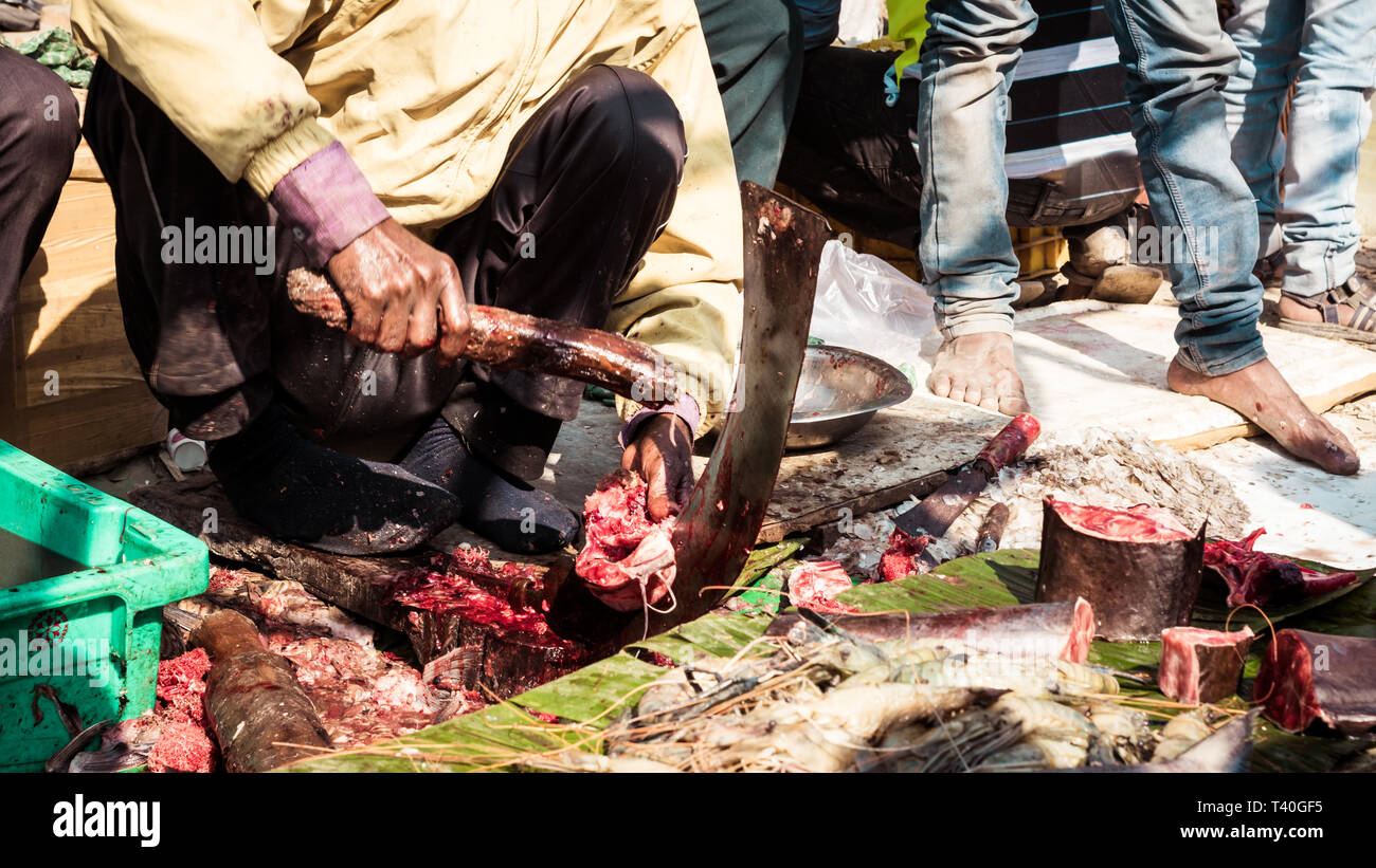 Patipukur tutta la vendita al mercato del pesce, Calcutta, West Bengal, India 10 gennaio 2019 - Taglio rosso pesce fresco in strada del mercato. Foto Stock