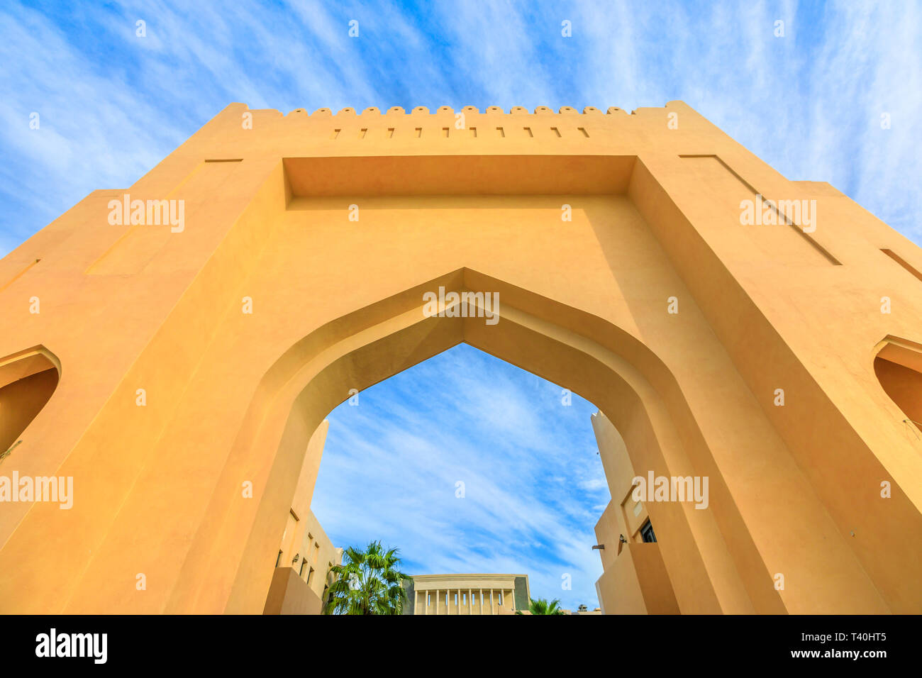 Vista dal basso della grande porta di ingresso a Katara villaggio culturale o la valle di culture in Doha West Bay District, in Qatar. Medio Oriente, Penisola Arabica. Foto Stock