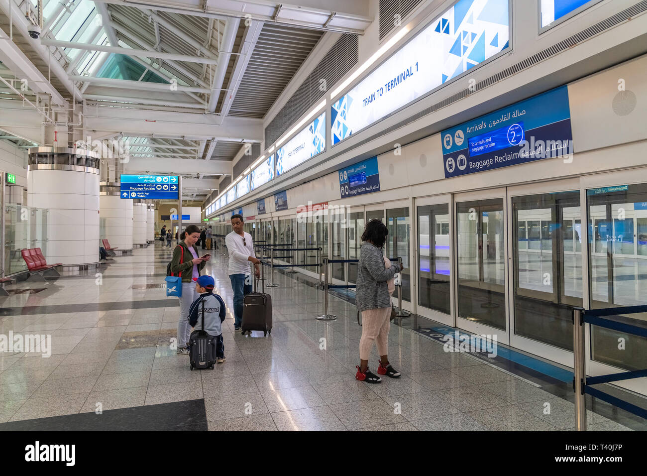 Dubai, Emirati Arabi Uniti - marzo 27. 2019. Le persone sono in attesa il treno in DXB airport terminal di arrivo Foto Stock