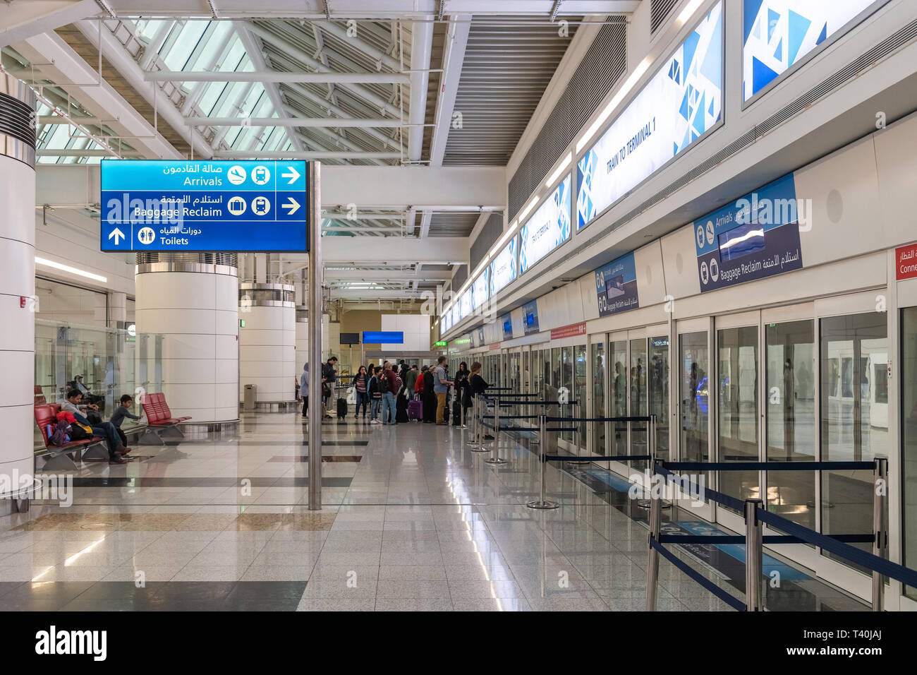 Dubai, Emirati Arabi Uniti - marzo 27. 2019. Le persone sono in attesa il treno in DXB airport terminal di arrivo Foto Stock