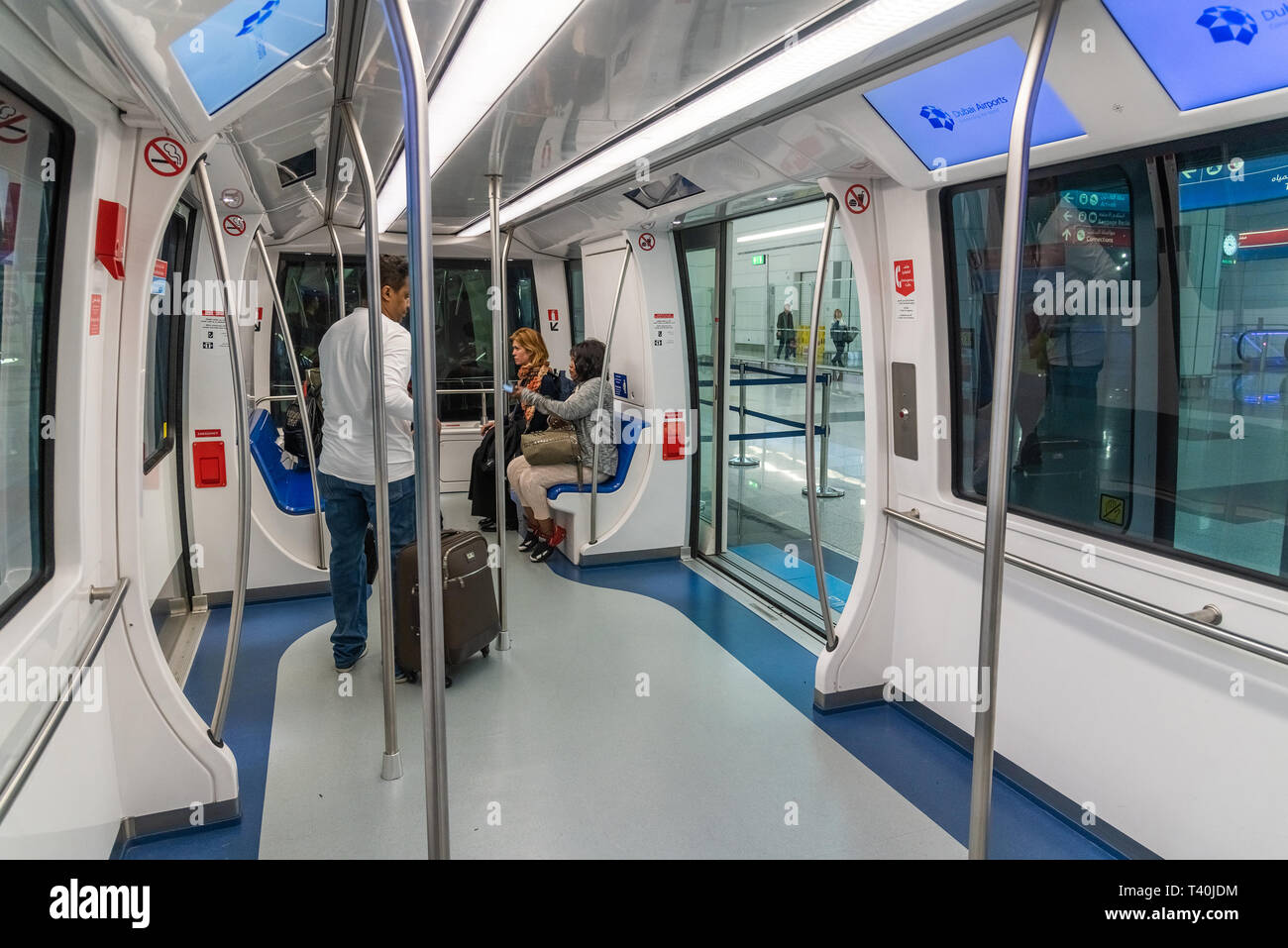Dubai, Emirati Arabi Uniti - marzo 27. 2019. Persone in treno in DXB airport terminal di arrivo Foto Stock