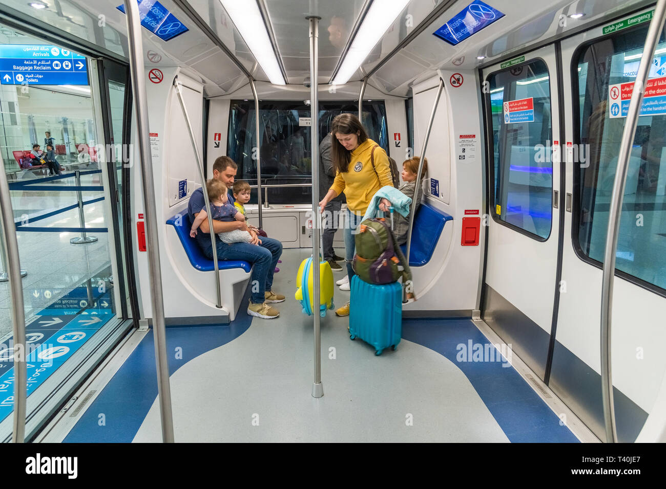 Dubai, Emirati Arabi Uniti - marzo 27. 2019. Persone in treno in DXB airport terminal di arrivo Foto Stock