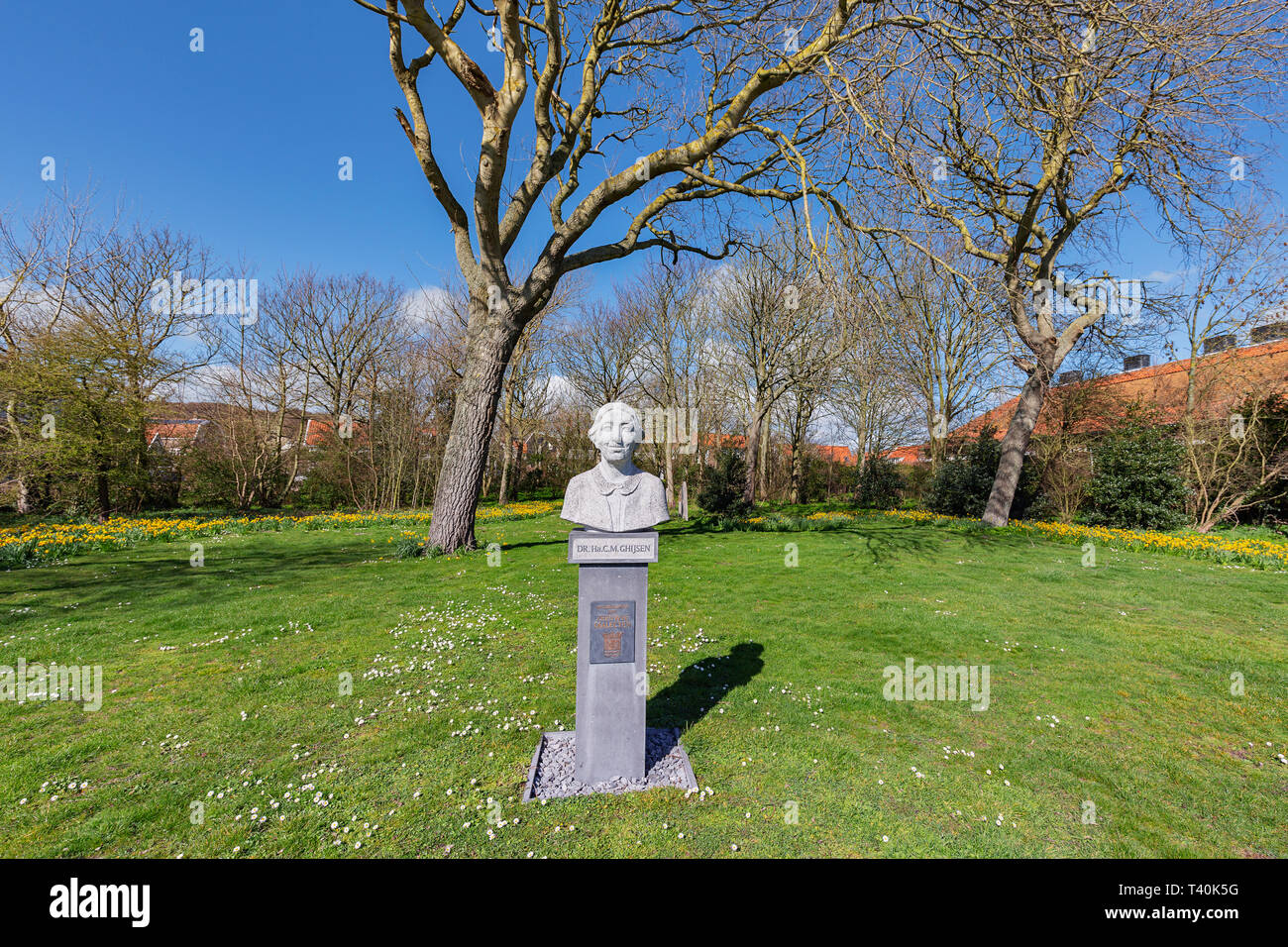 Domburg - Vista di un monumento per il Dottor Ghijsen, che hanno iniziato a raccogliere nel 1929 un dizionario dei dialetti Zeeland, Paesi Bassi, Domburg, 17.03.2019 Foto Stock