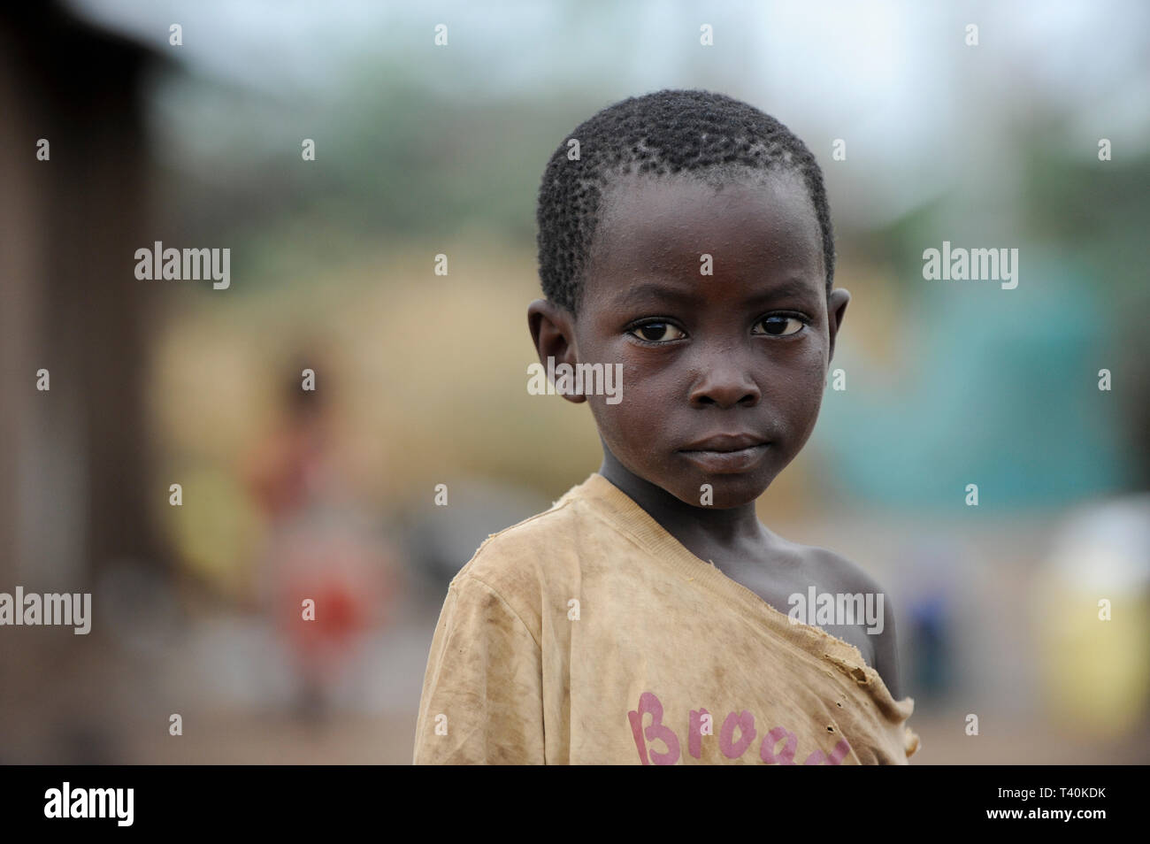 KENYA Turkana regione, campo di rifugiati di Kakuma, dove 80.000 rifugiati da somali, Etiopia, Sud Sudan ricevono riparo e cibo da UNHCR, piccolo ragazzo in Foto Stock