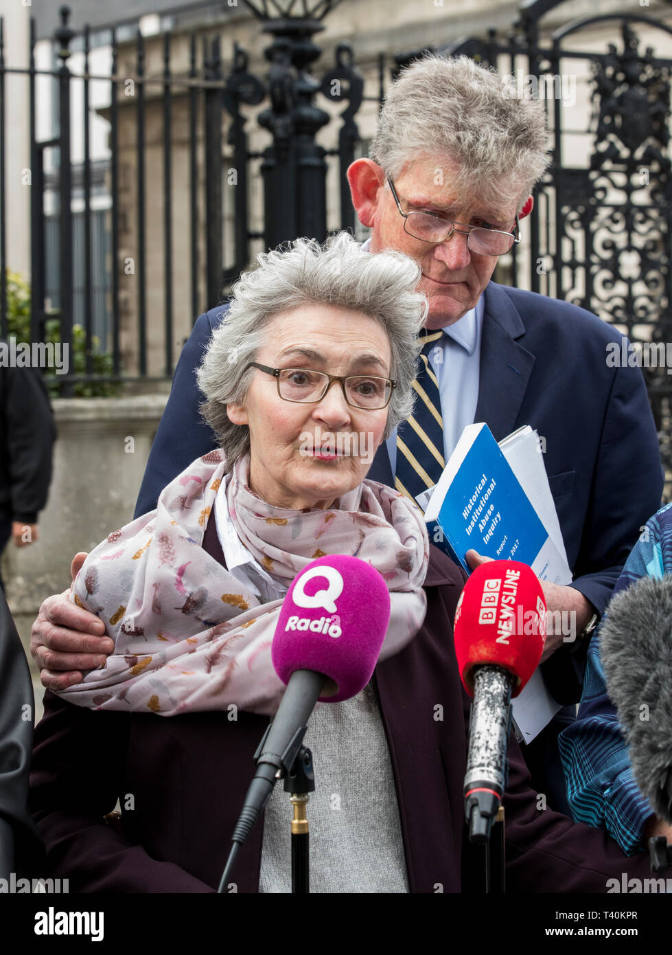 Kate McCausland (sinistra) parla di sua madre N.a. Irvine al di fuori del Belfast Alta Corte con le vittime e le famiglie di storico abusi istituzionali, dopo un fallito tentativo di forzare l'Irlanda del Nord il Segretario di Stato Karen Bradley per compensare tali abusi. Foto Stock