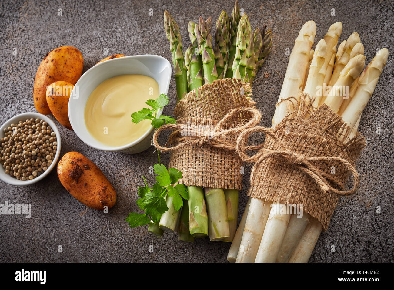 Ingredienti per un gourmet antipasto di asparagi con fasci di bianco fresco  e verde spears, maionese, le patate di primizia e di pepe Foto stock - Alamy