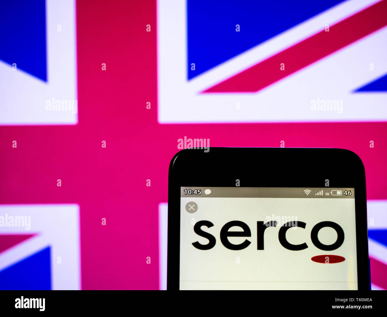 In questa foto illustrazione un Serco group plc logo che si vede visualizzato su un telefono intelligente Foto Stock