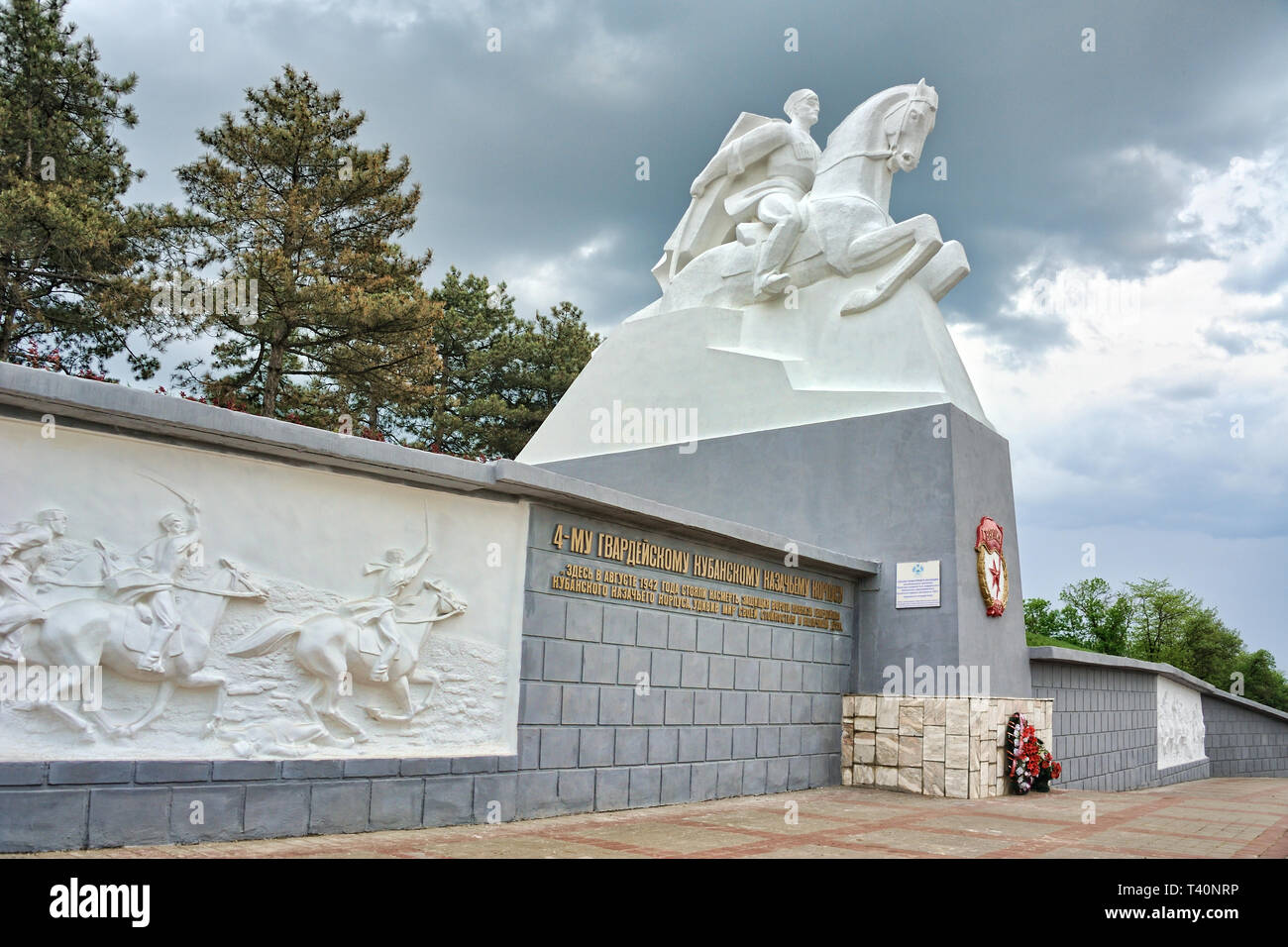 = un monumento per i cosacchi sotto le nuvole Greay nella primavera = angolo di vista sulle imponenti Memoriale della Seconda guerra mondiale al 4 guardie Kuban cosacco Corps vicino alla v Foto Stock