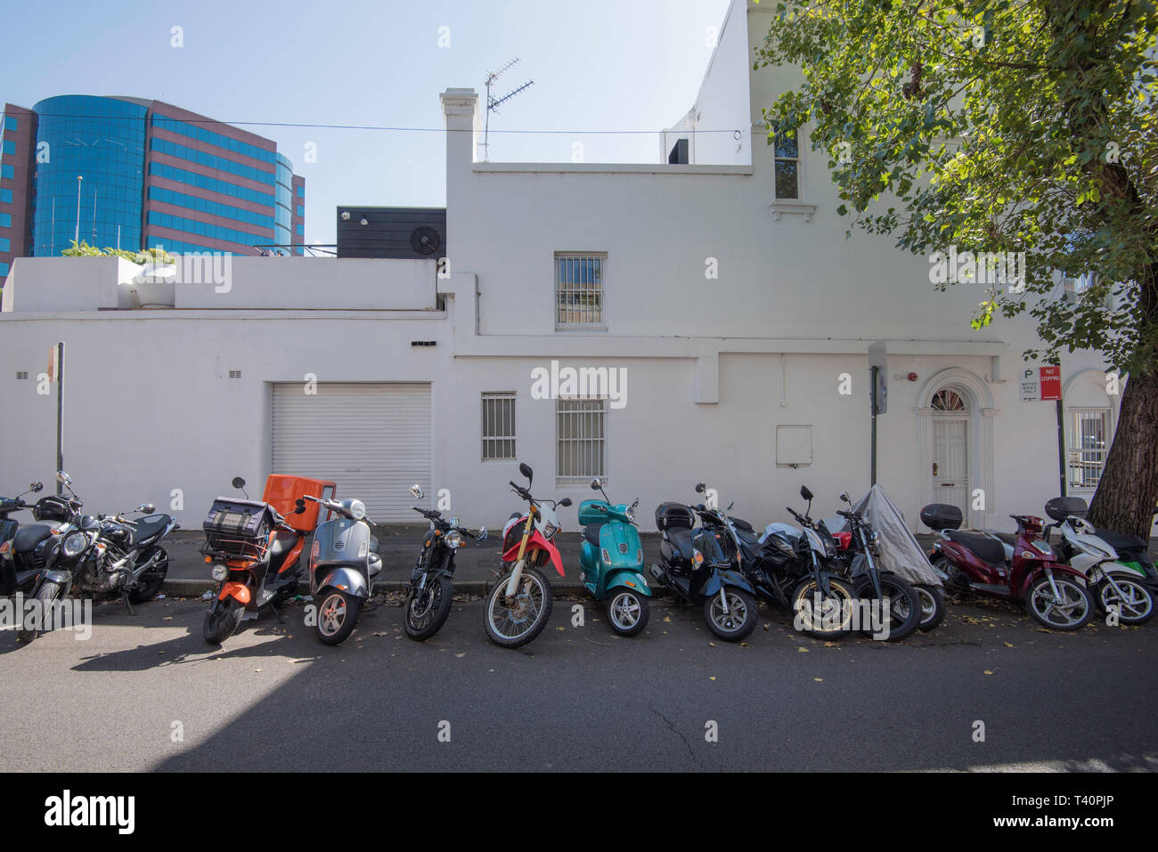 Una moto e scooter parcheggio nella parte interna della città Sydney sobborgo di Surry Hills Foto Stock