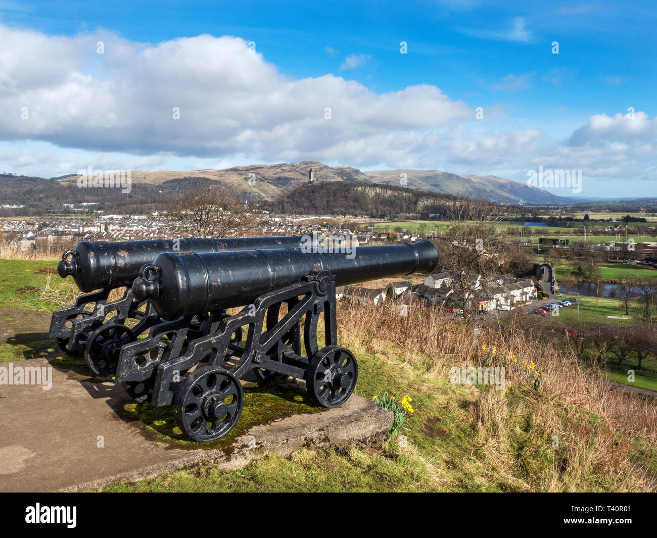 Coppia di cannone in Mote collina che si affaccia sulla Via Valle con il Monumento Wallace nella distanza città di Stirling Scozia Scotland Foto Stock