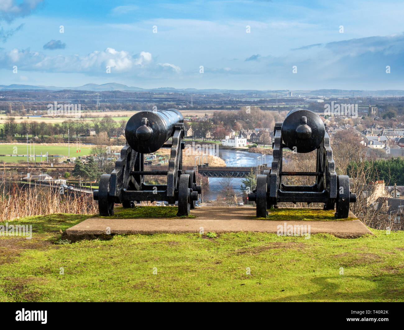 Coppia di cannone in Mote collina che si affaccia sulla Via Valle città di Stirling Scozia Scotland Foto Stock