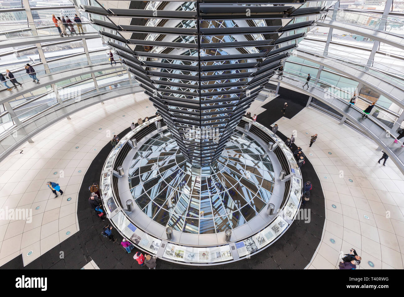 Ad alto angolo di visione del mirroring e del cono interno della futuristica cupola di vetro sulla parte superiore del Reichstag (parlamento tedesco) edificio di Berlino, Germania. Foto Stock