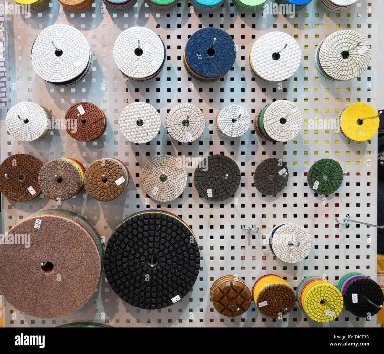 Sacco di dischi abrasivi per utensili elettrici a hardware DIY store showroom Foto Stock