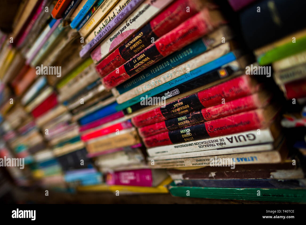 Spine di libri usati sono visti impilati in una libreria di seconda mano in San Salvador El Salvador. Foto Stock
