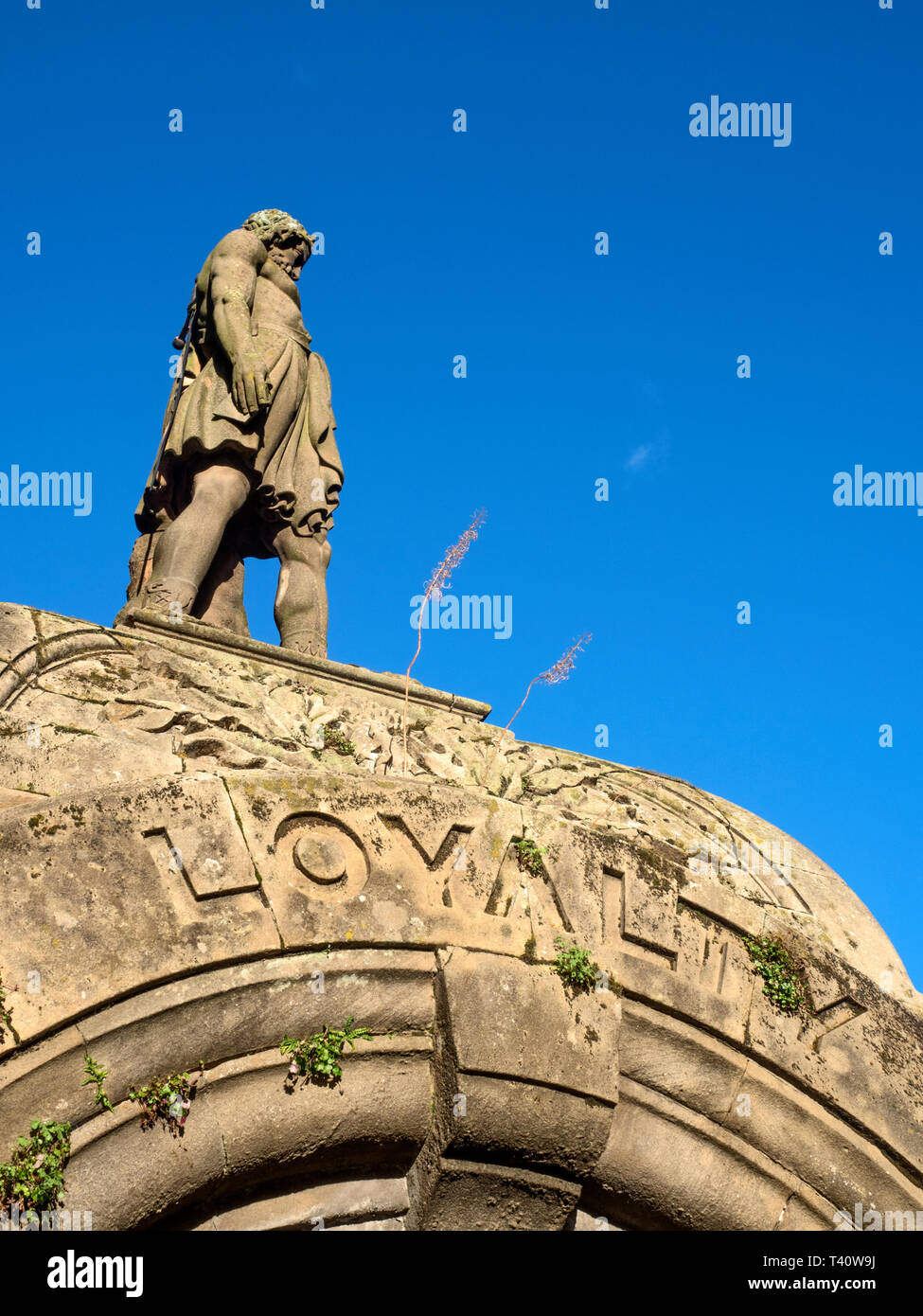 Iscrizione di fedeltà al di sotto del Wee Wallace statua sulla tettoia dell'Ateneo in King Street città di Stirling Scozia Scotland Foto Stock