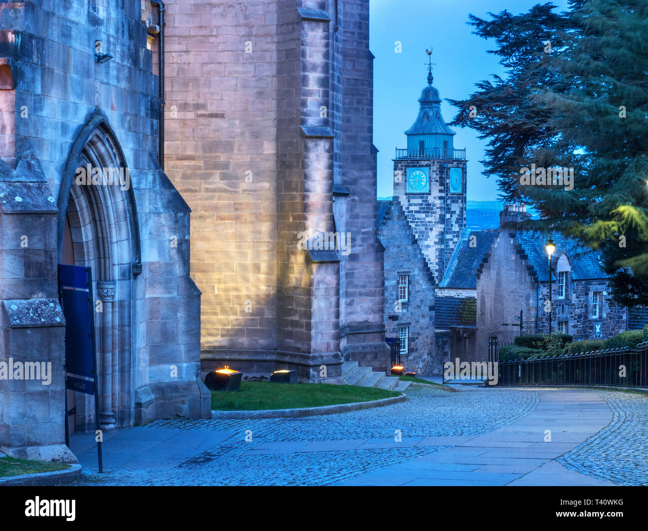 Il Tolbooth dalla Chiesa del Santo scortese al crepuscolo città di Stirling Scozia Scotland Foto Stock