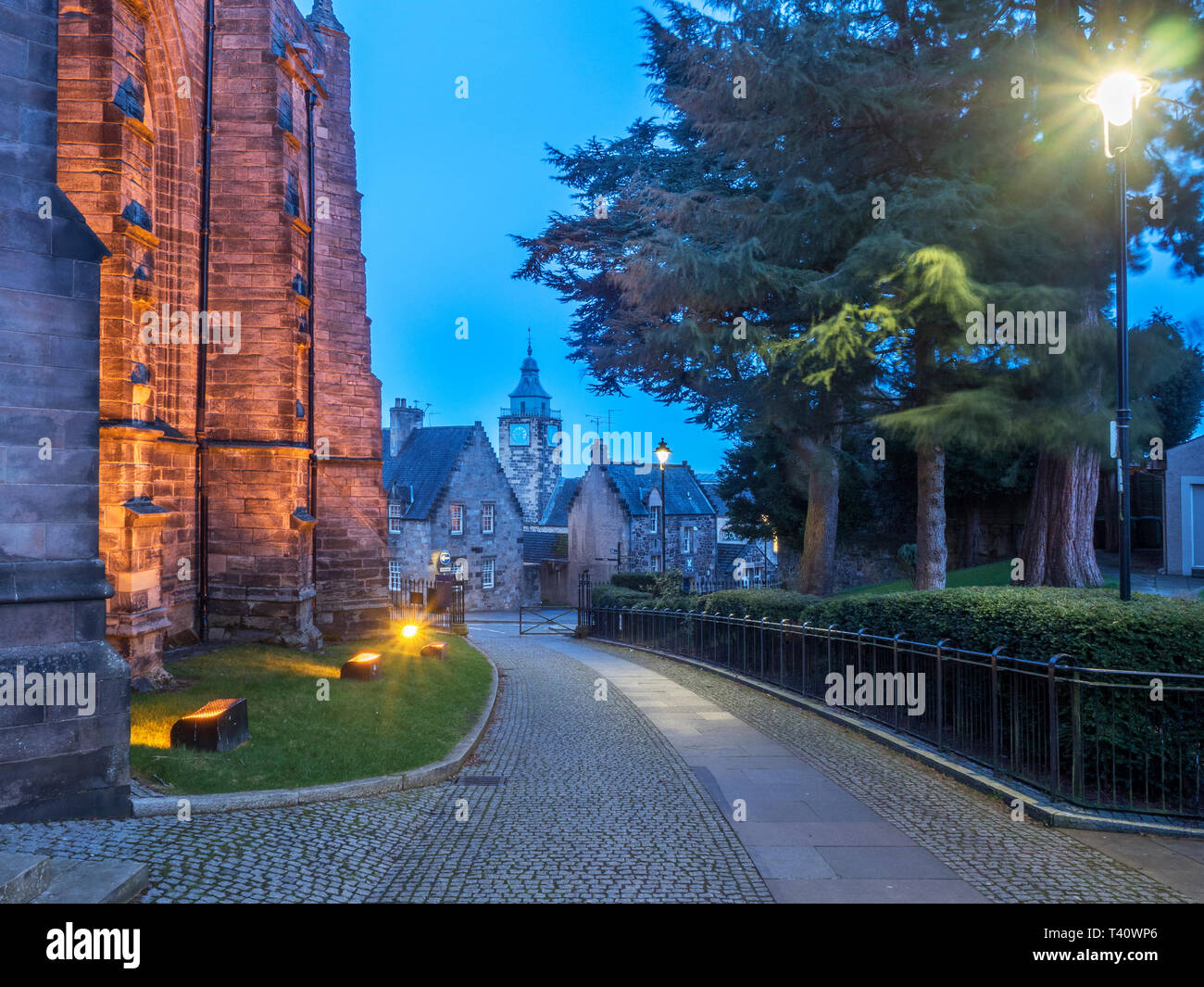 Stirling Tolbooth dalla Chiesa del Santo scortese al crepuscolo città di Stirling Scozia Scotland Foto Stock