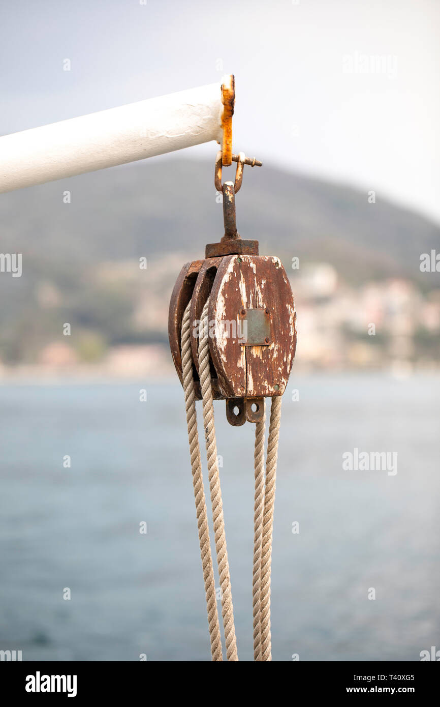 La puleggia e la fune su una nave traghetto in Montenegro Cattaro bay.  Barca a vela attrezzatura. Importanti dettagli nautico. Sicurezza a bordo  Foto stock - Alamy