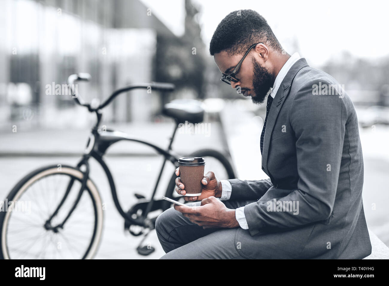 Imprenditore bello navigare in internet durante la pausa caffè Foto Stock