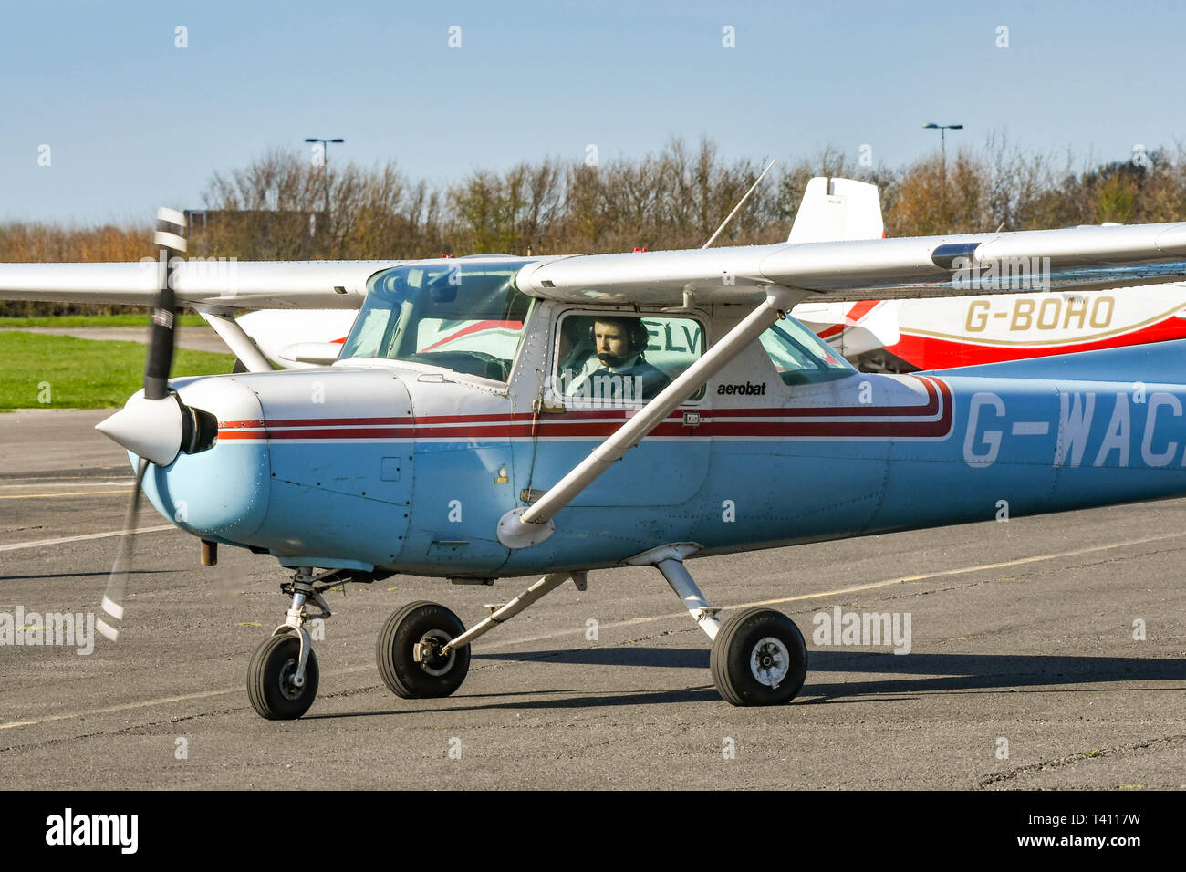 HIGH WYCOMBE, Inghilterra - Marzo 2019: Cessna luce Aerobat trainer Aeromobili in rullaggio a Wycombe Air Park. Foto Stock